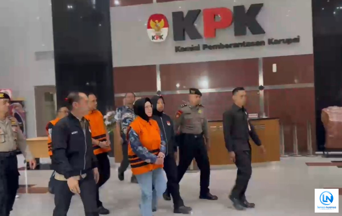 Bupati Sukoharjo Etik Suryani Diam Seribu Bahasa Saat Digiring ke Rutan KPK