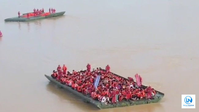 Heroik! Tim Penyelamat China Bangun Jembatan Apung 60 Meter untuk Evakuasi 12.000 Siswa Terjebak Banjir