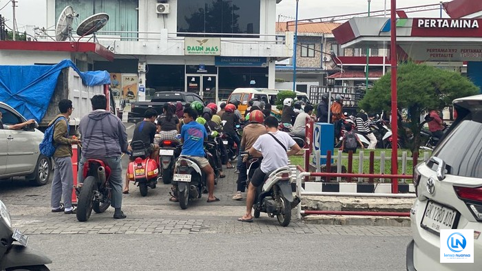 Kelangkaan Solar dan Pertalite Picu Antrean Panjang, Korban Jiwa hingga Dugaan Mafia BBM