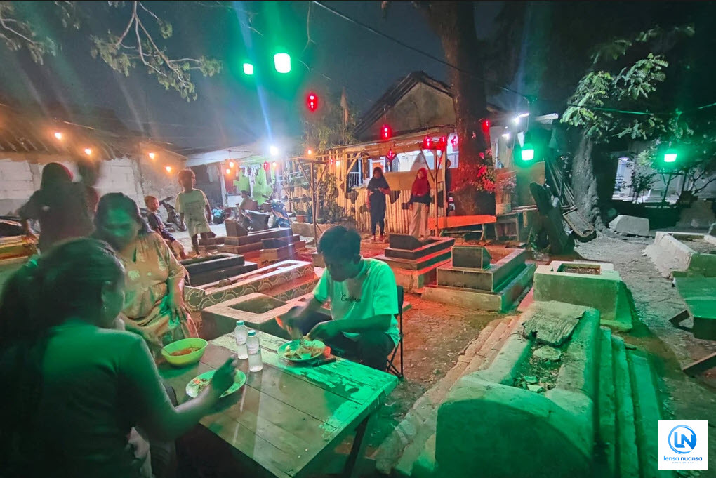 Unik! Warung di Tengah Pemakaman Karawang Jadi Tempat Nongkrong Nyaman, Bukan Suasana Mistis