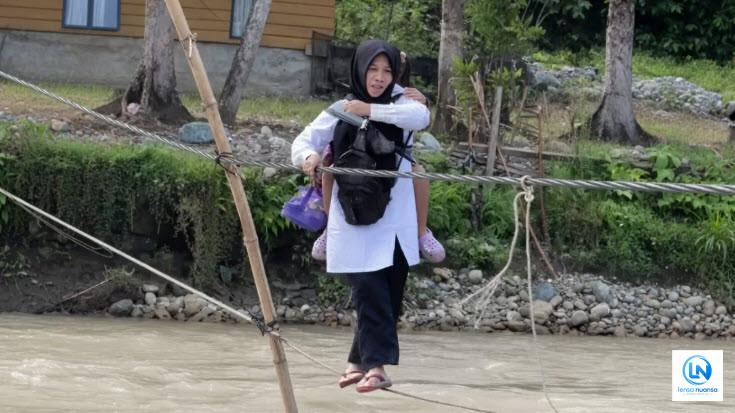 Viral! Guru di Aceh Barat Pertaruhkan Nyawa Menyeberangi Sungai Demi Mengajar, Dedikasinya Mengundang Haru
