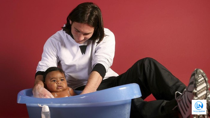 Foto Lawas Messi Memandikan Bayi Lamine Yamal Kembali Viral Jelang Final Piala Dunia 2026