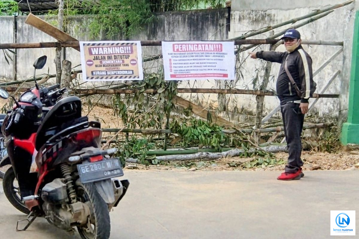 Gerbang SMA Negeri 1 Labuhan Ratu Ditutup Warga, Kecewa Anak Tak Diterima Lewat Jalur Domisili