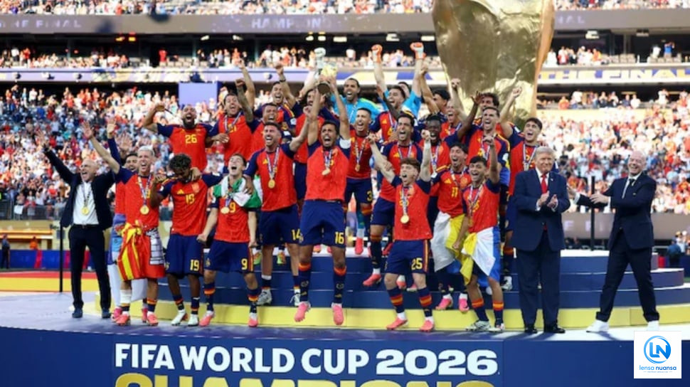 Donald Trump Jadi Sorotan di Final Piala Dunia 2026, Tetap Berdiri di Podium Saat Spanyol Angkat Trofi