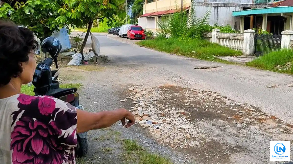 Kisah Ari, Pemulung di Padang yang Rela Tambal Jalan Berlubang dengan Puing Bangunan Demi Keselamatan Warga