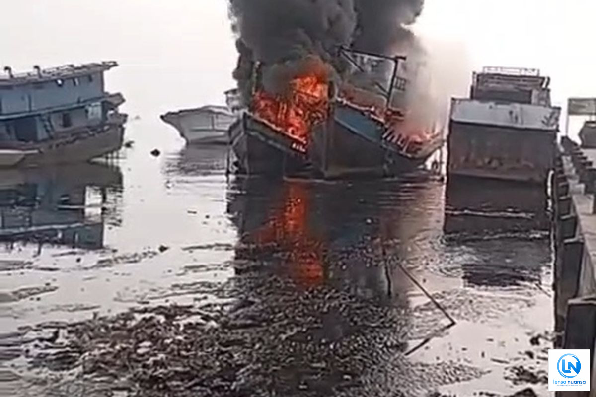 Tiga Kapal Nelayan Terbakar di Dermaga Mangrove Kali Adem Muara Angke, Diduga Akibat Korsleting Listrik