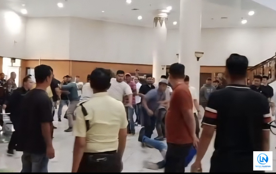 Rapat Banggar DPRD Riau Berujung Ricuh, Pendukung Dua Legislator Terlibat Bentrokan di Gedung Dewan